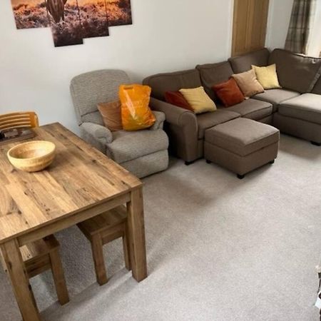2 Smw Apartment Пийбълс Екстериор снимка
