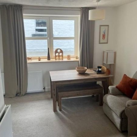 2 Smw Apartment Пийбълс Екстериор снимка