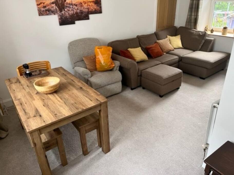 2 Smw Apartment Пийбълс Екстериор снимка