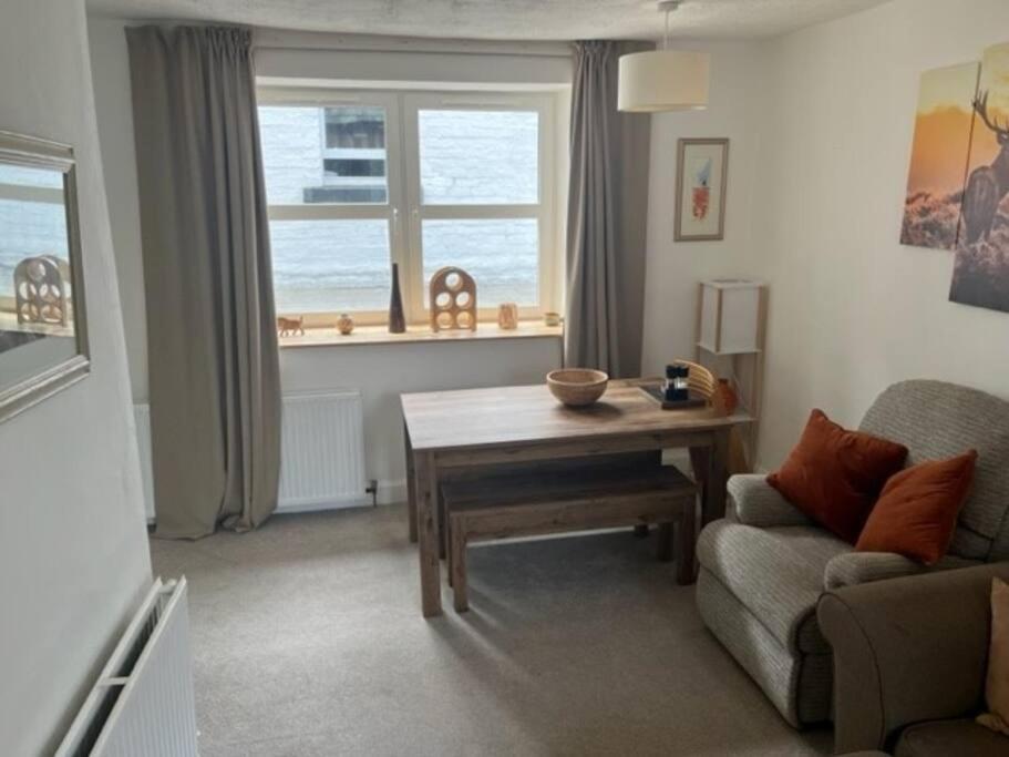 2 Smw Apartment Пийбълс Екстериор снимка